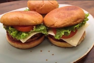 Cara Membuat Burger Daging Juicy Seperti Restoran
