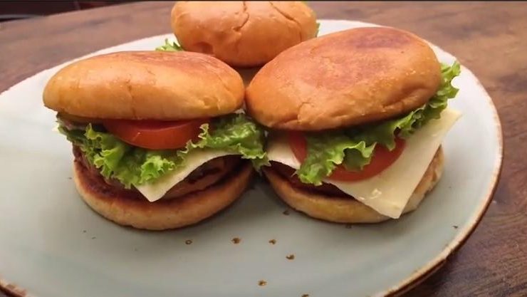 Cara Membuat Burger Daging Juicy Seperti Restoran